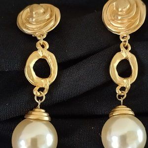Vtg.  1980's Gold Tone Faux Pearl Drop Clip Earrings